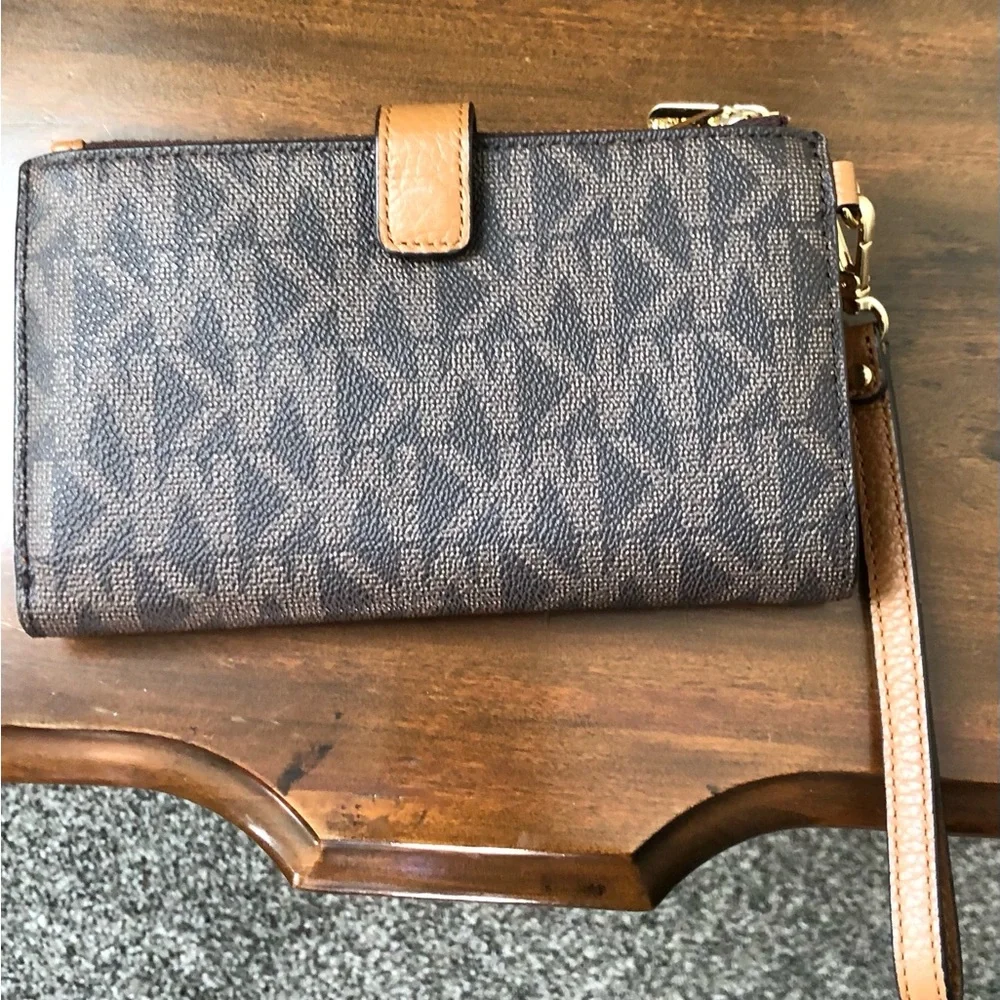 Like New!! Michael Kors Jet Set Double Zip Wristlet - Picture 2 of 5